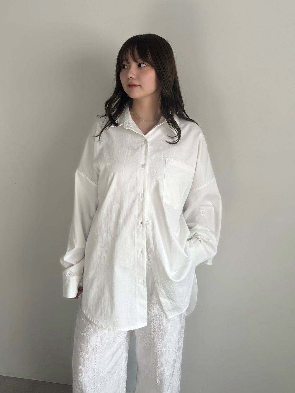 ホワイト系のシャツ/ブラウス、ブラウン系のローファーを着用したレディースの冬コーディネートの3枚目の写真