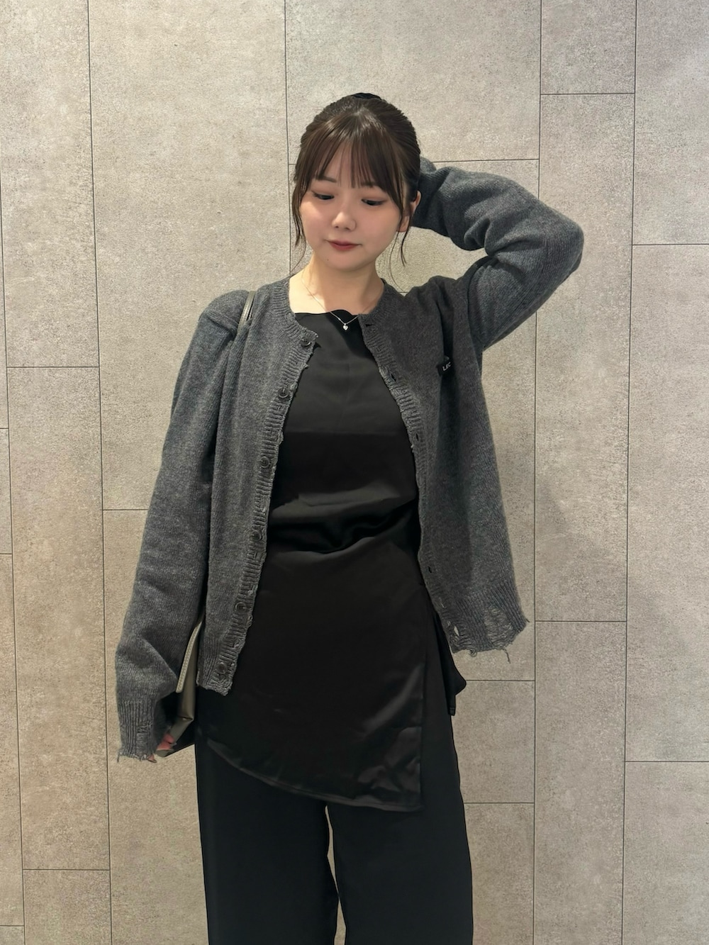 ブラック系のキャミソール、ブラック系のその他パンツ、ベージュ系のトートバッグを着用したレディースの春コーディネートの5枚目の写真