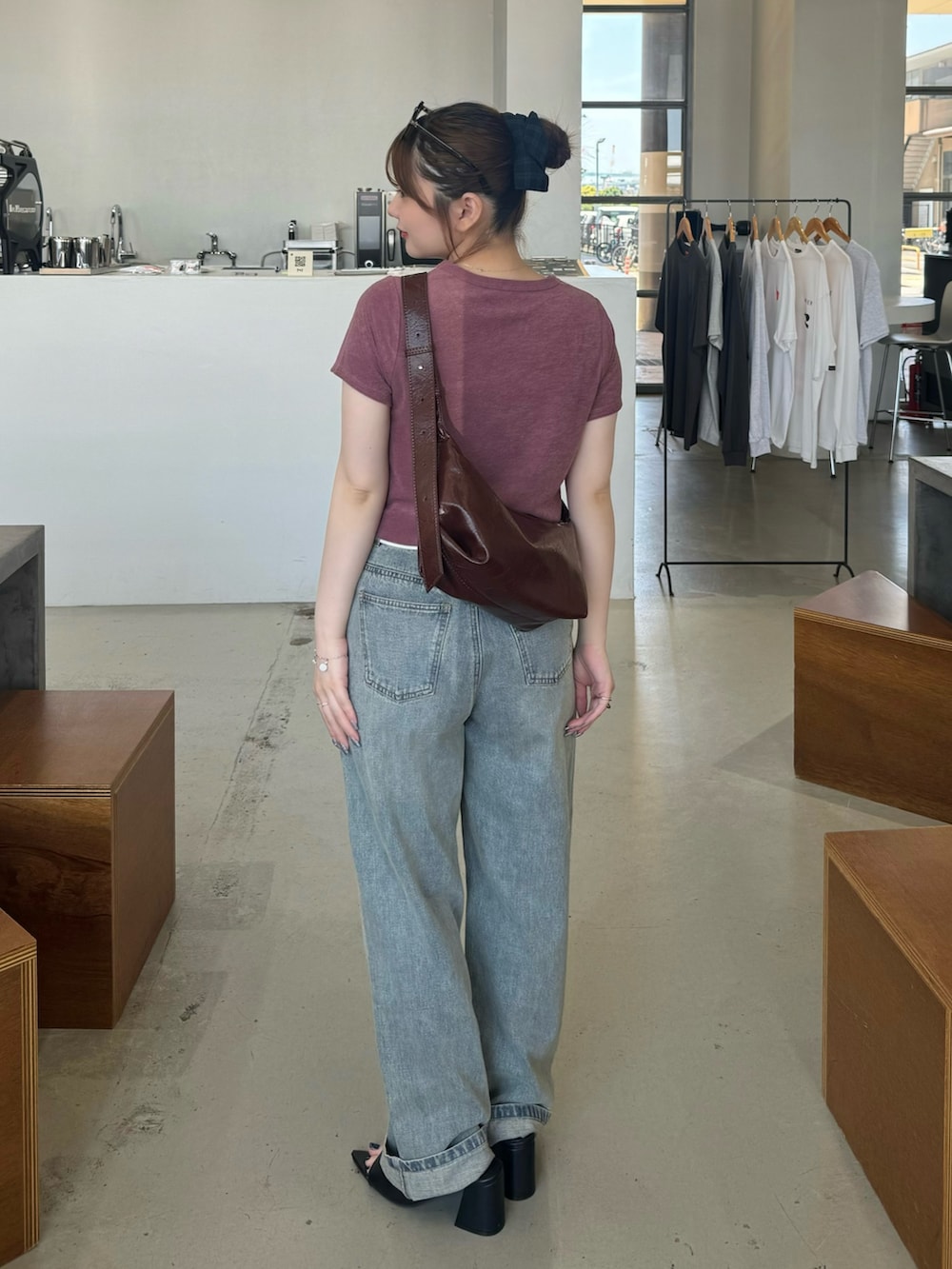 ブラウン系のショルダーバッグ、パープル系のTシャツ/カットソー、ブラウン系のサングラスを着用したレディースの夏コーディネートの2枚目の写真