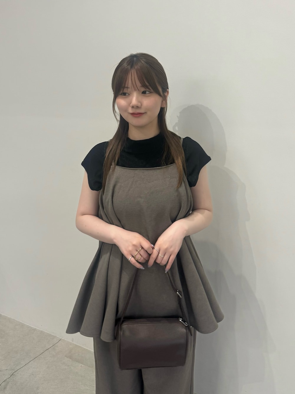 ブラウン系のキャミソール、ブラウン系のスラックス、ブラック系のTシャツ/カットソーを着用したレディースの夏コーディネートの3枚目の写真