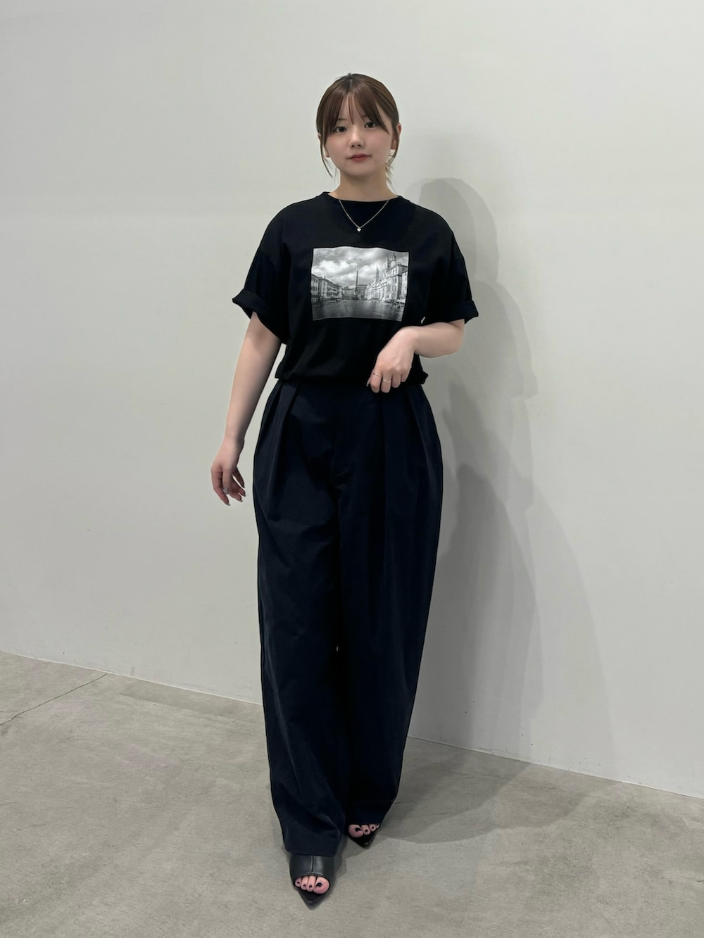 ブラック系のTシャツ/カットソー、ブラック系のその他パンツを着用したレディースの春コーディネートの3枚目の写真