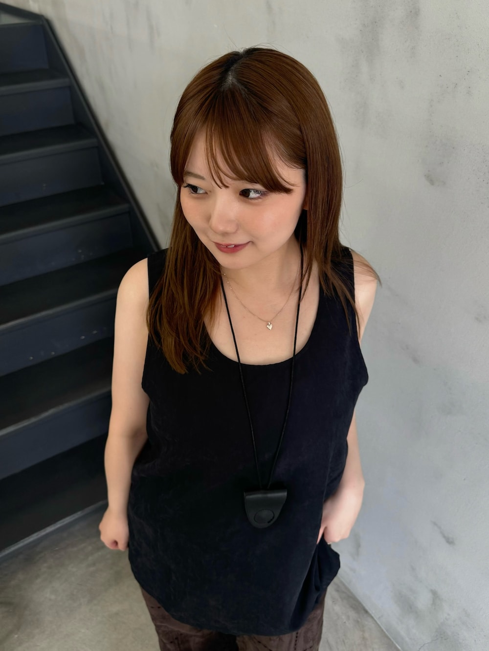 ブラウン系のその他パンツ、ブラック系のシャツ/ブラウス、ブラック系のショルダーバッグを着用したレディースの夏コーディネートの5枚目の写真
