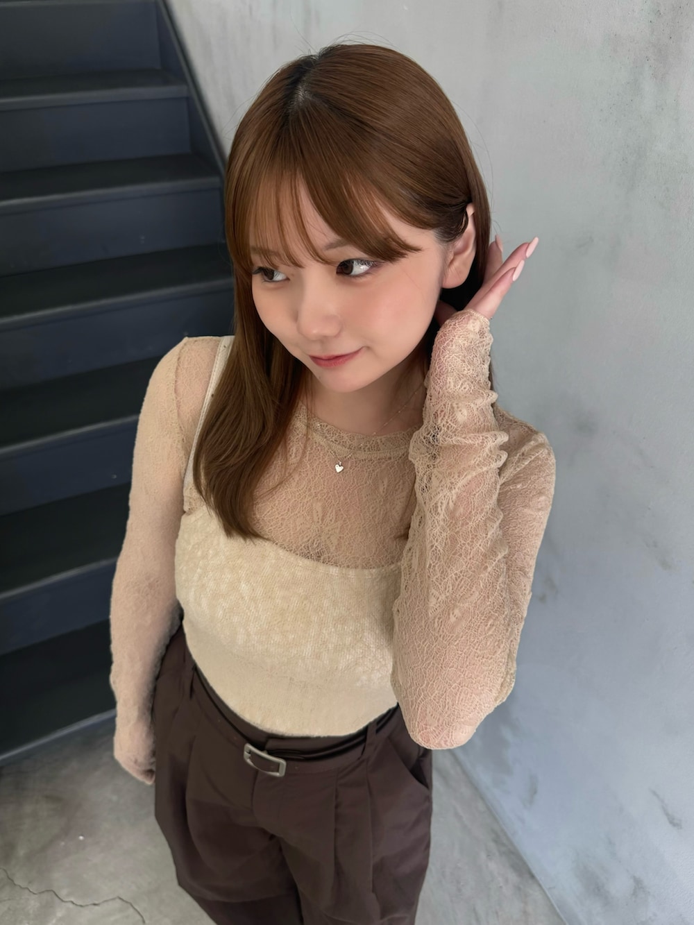 ベージュ系のシャツ/ブラウス、ホワイト系のキャミソール、ベージュ系のその他パンツを着用したレディースの夏コーディネートの6枚目の写真