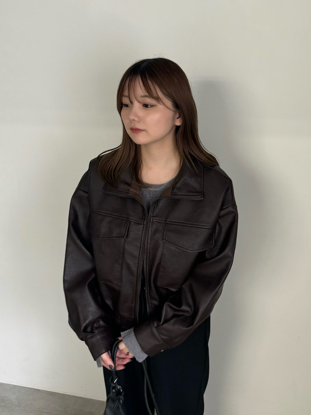 ブラウン系のブルゾン、グレー系のTシャツ/カットソー、ブラック系のその他パンツを着用したレディースの秋コーディネートの3枚目の写真