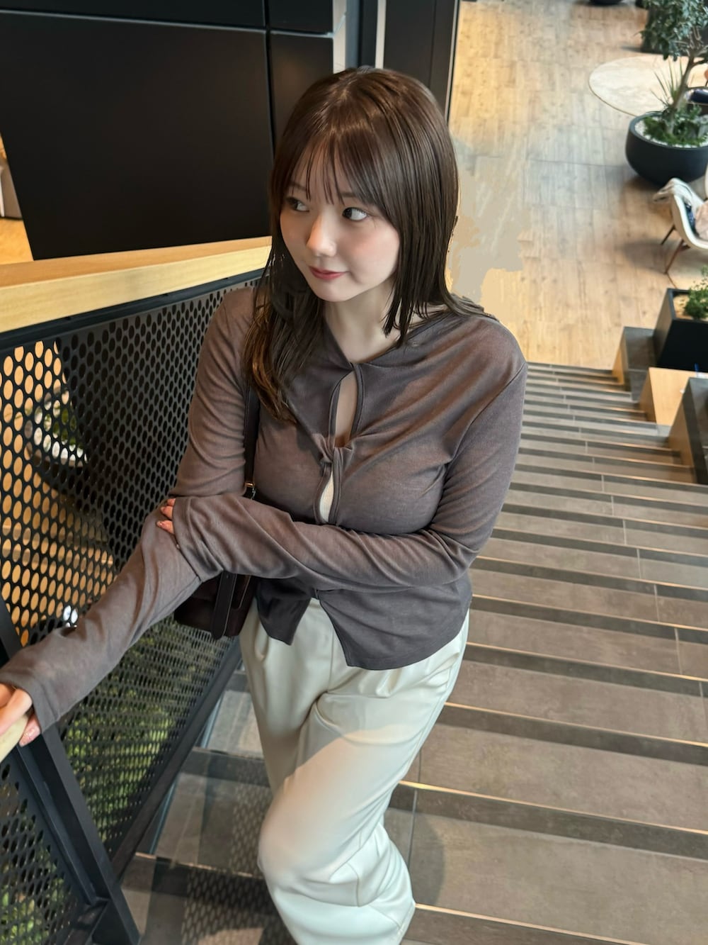 グレー系のTシャツ/カットソー、ホワイト系のその他パンツ、ホワイト系のキャミソールを着用したレディースの春コーディネートの4枚目の写真