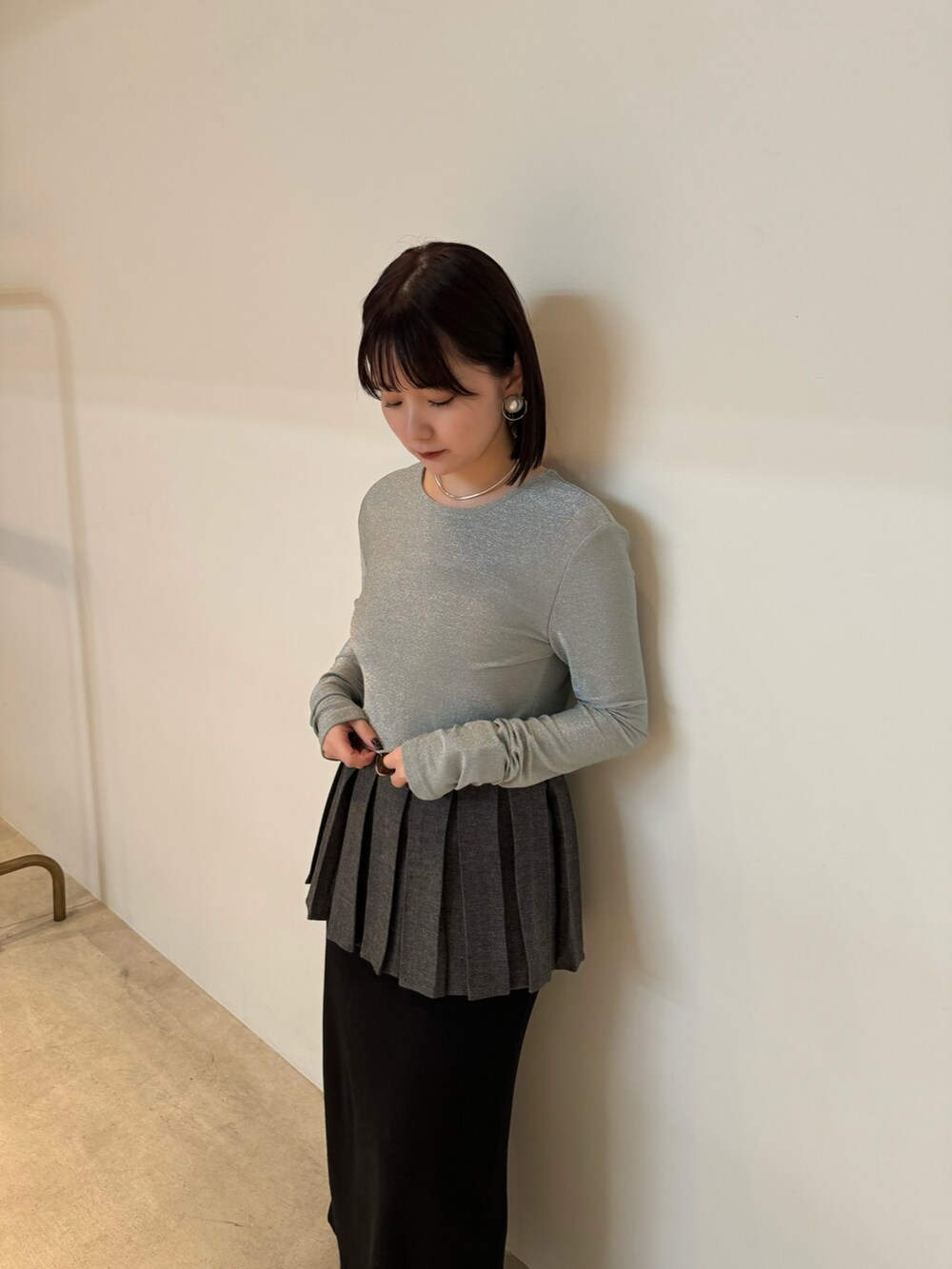 グリーン系のTシャツ/カットソー、ブラック系のワンピース、ブラック系のブーツを着用したレディースの夏コーディネートの3枚目の写真