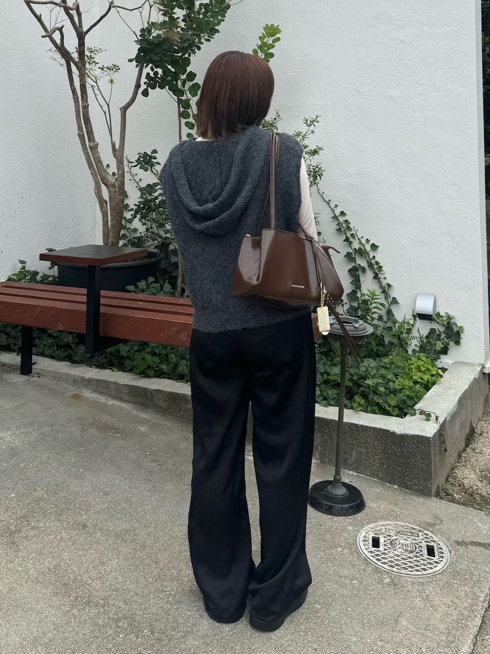 グレー系のニット/セーター、ブラック系のその他パンツを着用したレディースの秋コーディネートの4枚目の写真