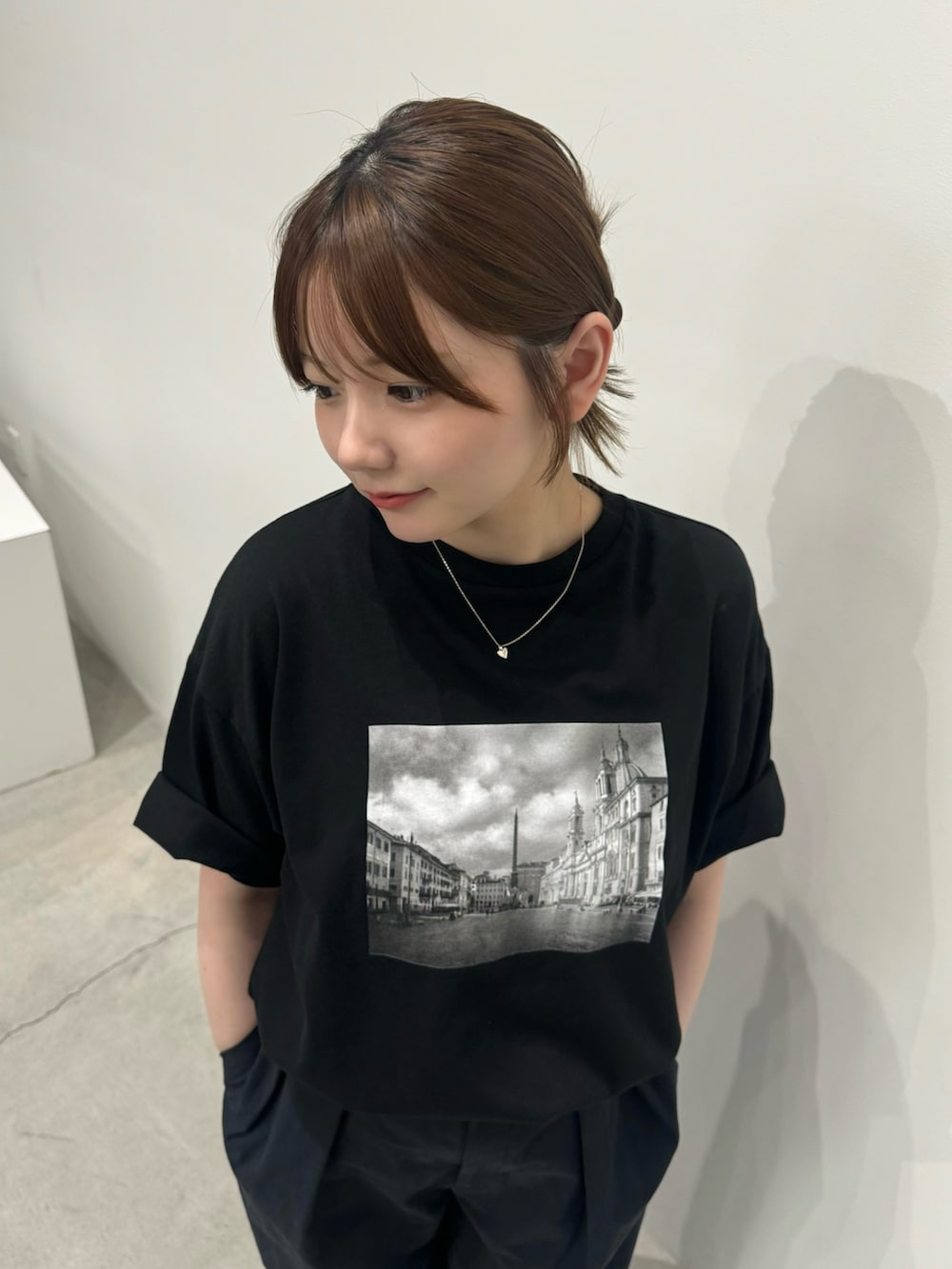 ブラック系のTシャツ/カットソー、ブラック系のその他パンツを着用したレディースの春コーディネートの5枚目の写真