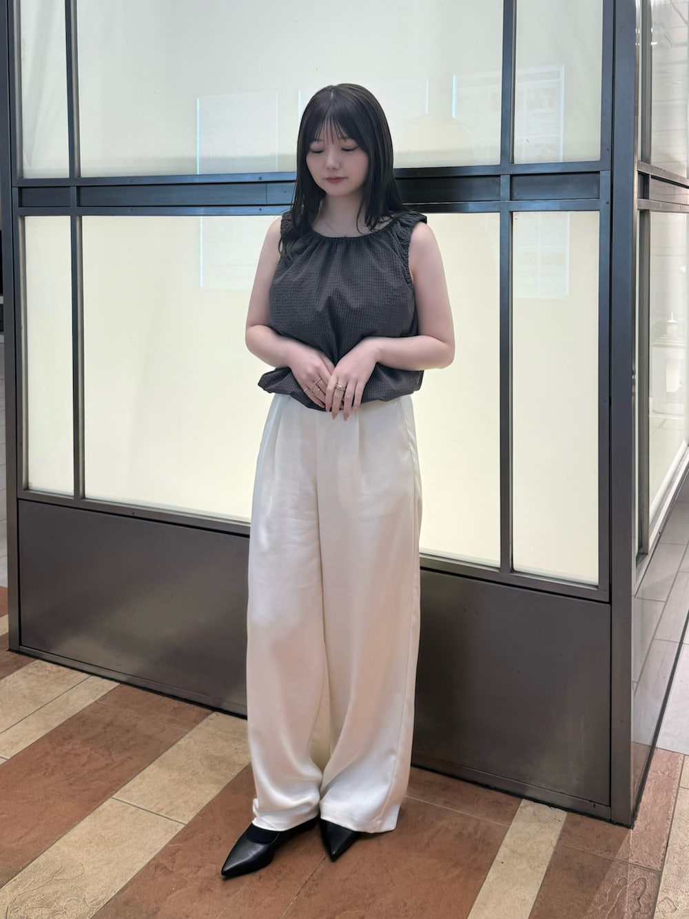 ブラウン系のタンクトップ、ホワイト系のその他パンツを着用したレディースの春コーディネートの4枚目の写真