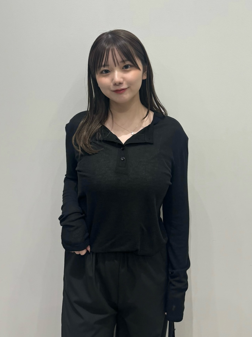 ブラック系のTシャツ/カットソー、ブラック系のハンドバッグ、ブラック系のその他パンツを着用したレディースの春コーディネートの5枚目の写真