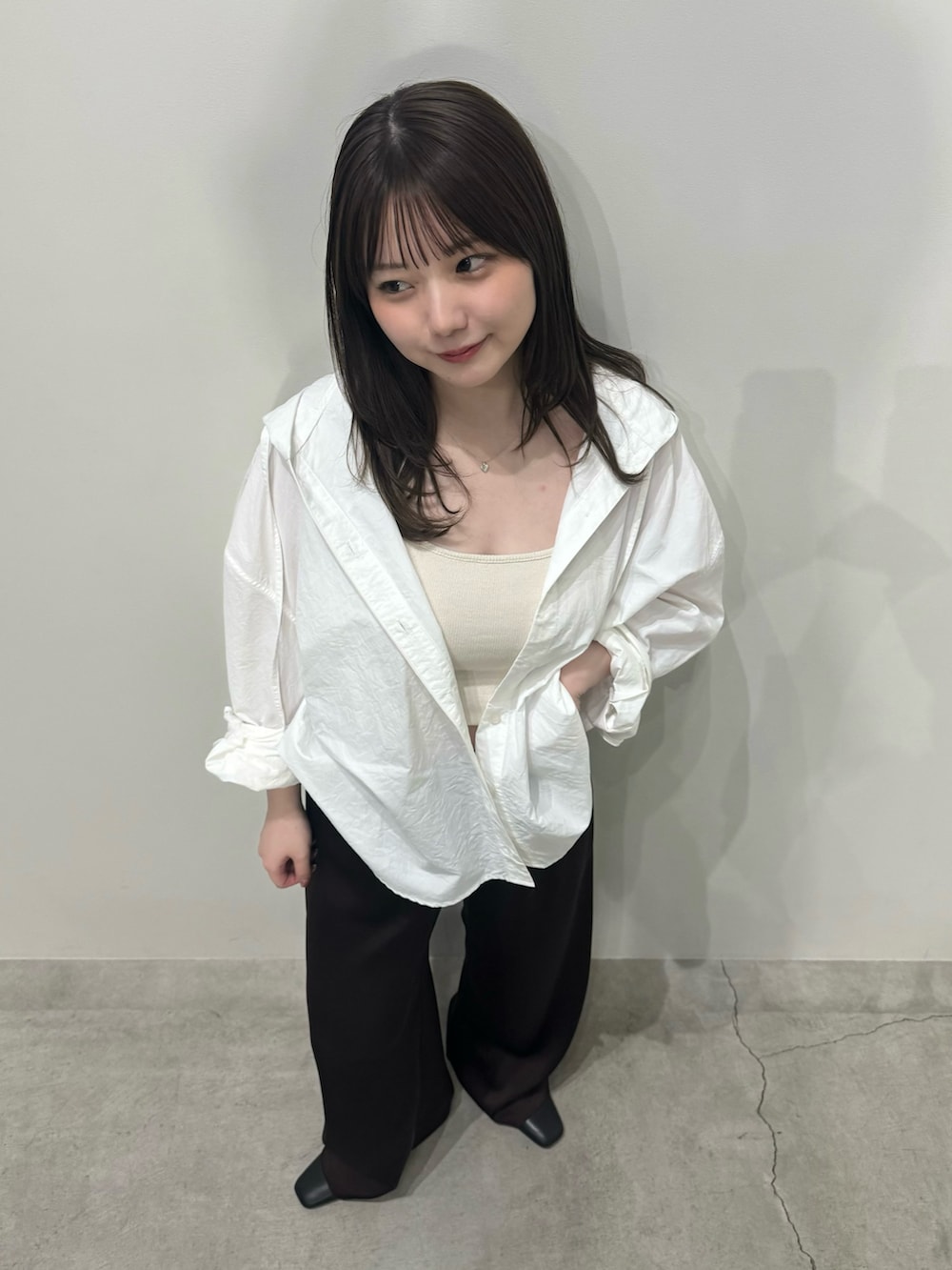 ホワイト系のシャツ/ブラウス、ホワイト系のキャミソール、ブラック系のその他パンツを着用したレディースの春コーディネートの7枚目の写真