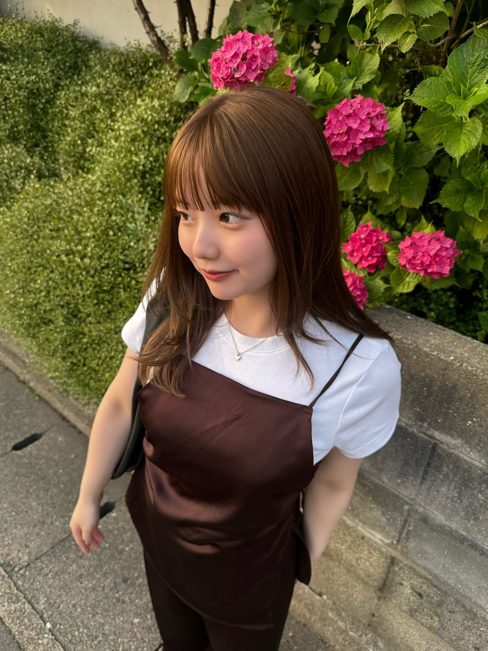 ブラウン系のキャミソール、ブラウン系のその他パンツを着用したレディースの夏コーディネートの4枚目の写真