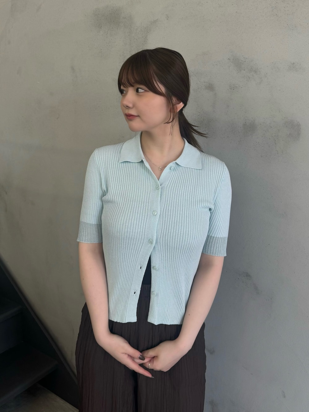 ブルー系のカーディガン/ボレロ、ブラウン系のその他パンツ、ブラック系のスリッポンを着用したレディースの春コーディネートの2枚目の写真
