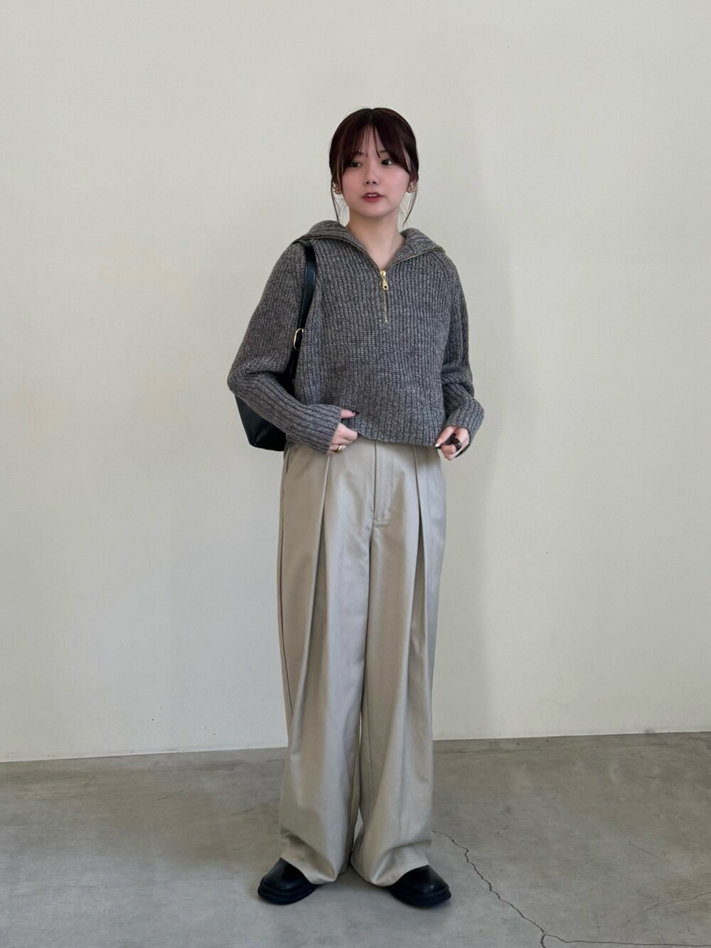 「秋服コーデ、おでかけコーデ、きれいめカジュアル、パンツスタイル、低身長コーデ、休日スタイル、今日のコーデ、ootd、ラメニット、低身長、骨格ストレート」｜「select MOCAのメランジハーフジップラメニットトップス（ニット/セーター、グレー系）」を使った、ruriさん（レディース・148cm）の秋コーディネートの2枚目の写真