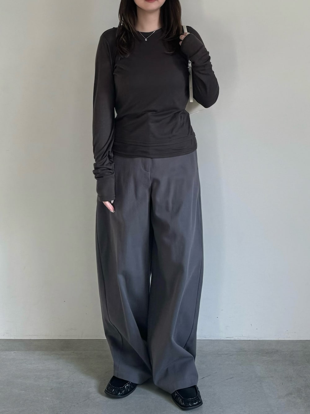 グレー系のTシャツ/カットソー、グレー系のその他パンツ、ホワイト系のハンドバッグを着用したレディースの春コーディネートの4枚目の写真