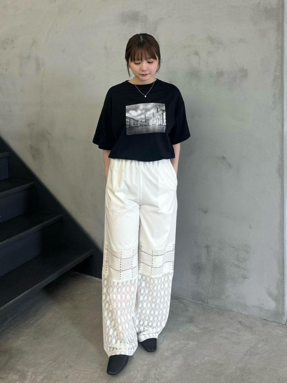 ホワイト系のその他パンツ、ブラック系のTシャツ/カットソー、ブラック系のボストンバッグを着用したレディースの夏コーディネートの2枚目の写真