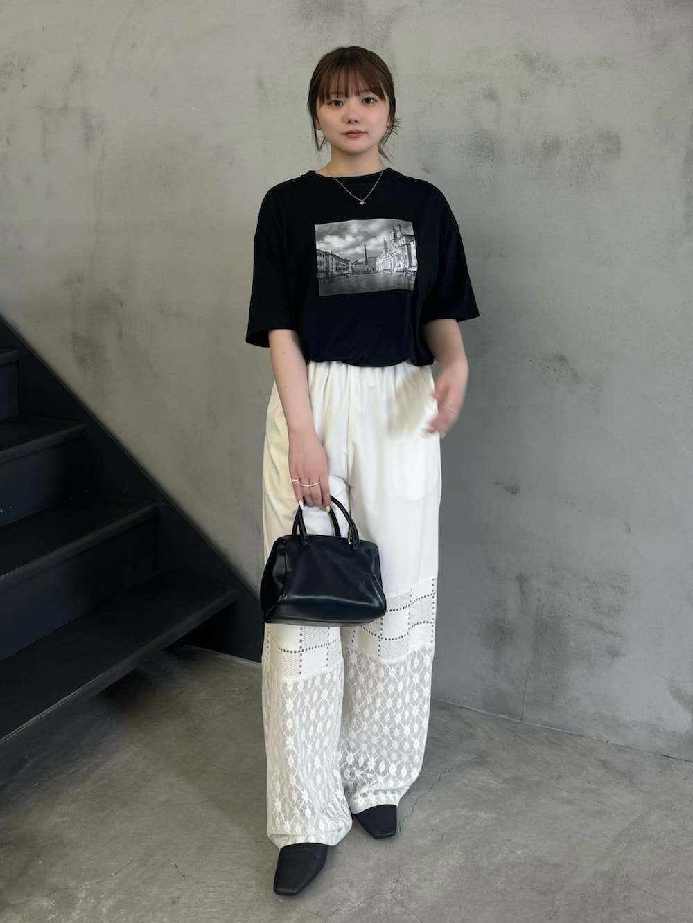ホワイト系のその他パンツ、ブラック系のTシャツ/カットソー、ブラック系のボストンバッグを着用したレディースの夏コーディネートの3枚目の写真