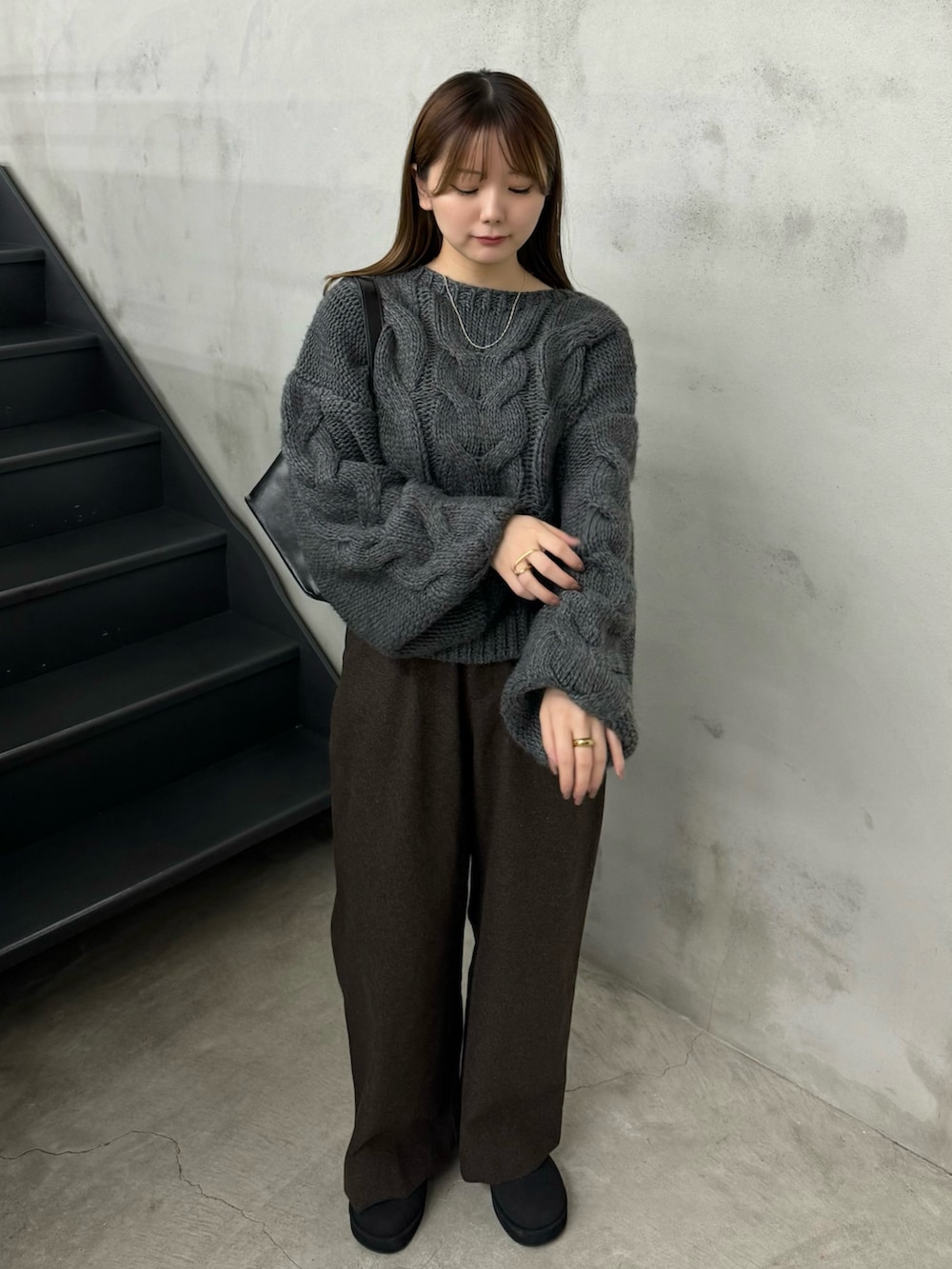 グレー系のニット/セーター、グレー系のその他パンツ、ブラック系のスリッポンを着用したレディースの秋コーディネートの3枚目の写真