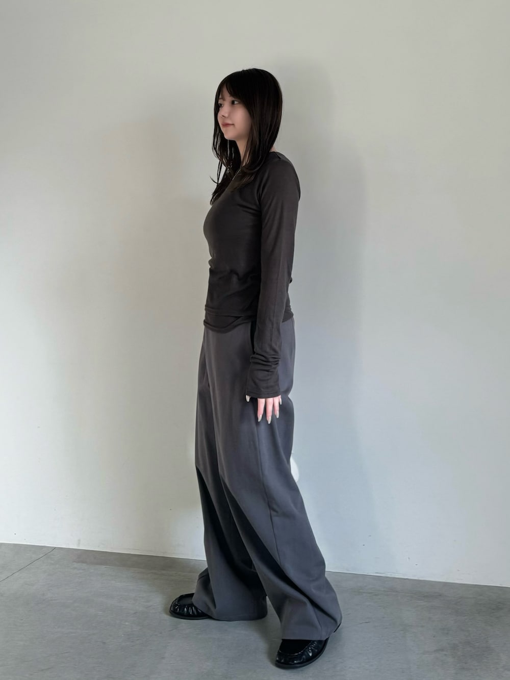 グレー系のTシャツ/カットソー、グレー系のその他パンツ、ホワイト系のハンドバッグを着用したレディースの春コーディネートの2枚目の写真