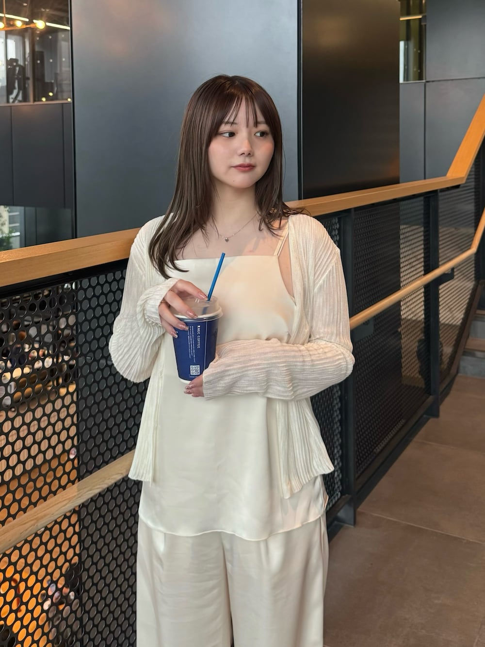 ホワイト系のその他パンツ、ホワイト系のキャミソール、ホワイト系のカーディガン/ボレロを着用したレディースの春コーディネートの8枚目の写真