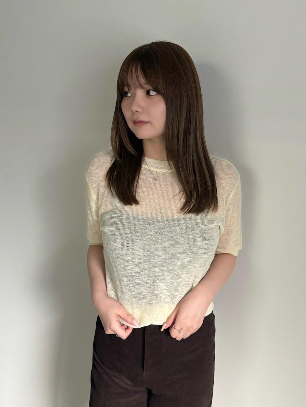 ホワイト系のニット/セーター、ブラック系のキャミソール、ブラウン系のその他パンツを着用したレディースの夏コーディネートの3枚目の写真