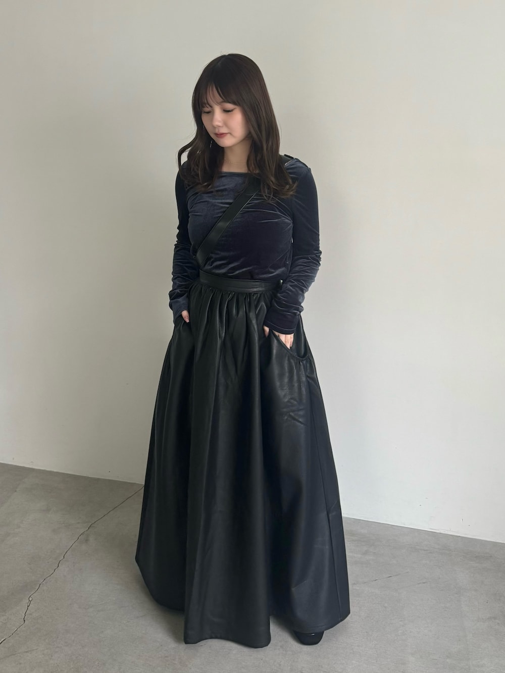 ブルー系のTシャツ/カットソー、ブラック系のショルダーバッグを着用したレディースの冬コーディネートの2枚目の写真