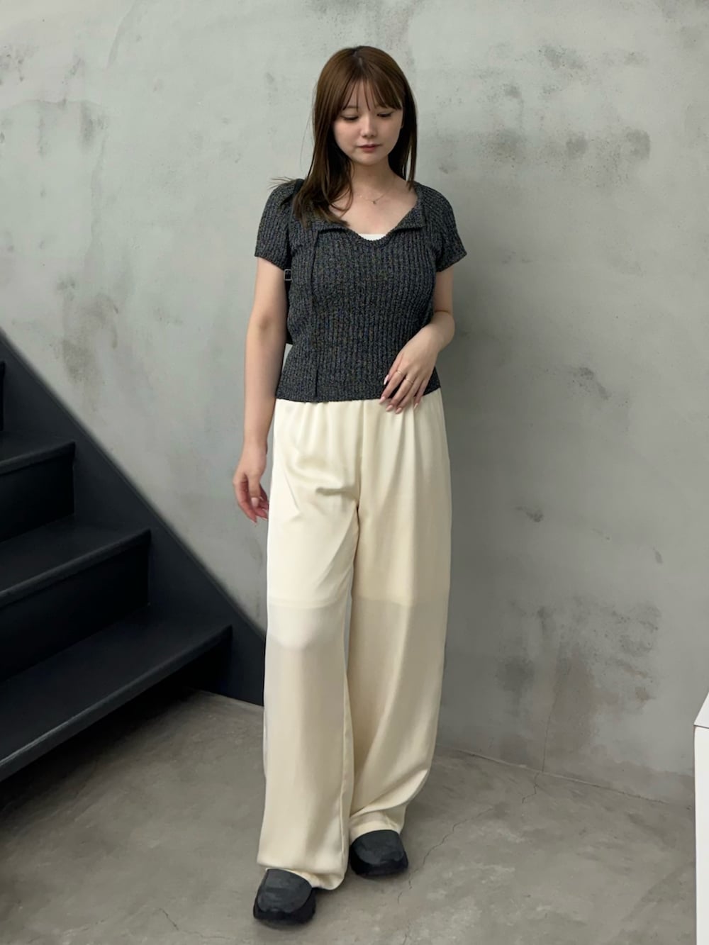 ホワイト系のキャミソール、ブラック系のニット/セーター、ホワイト系のその他パンツを着用したレディースの夏コーディネートの2枚目の写真