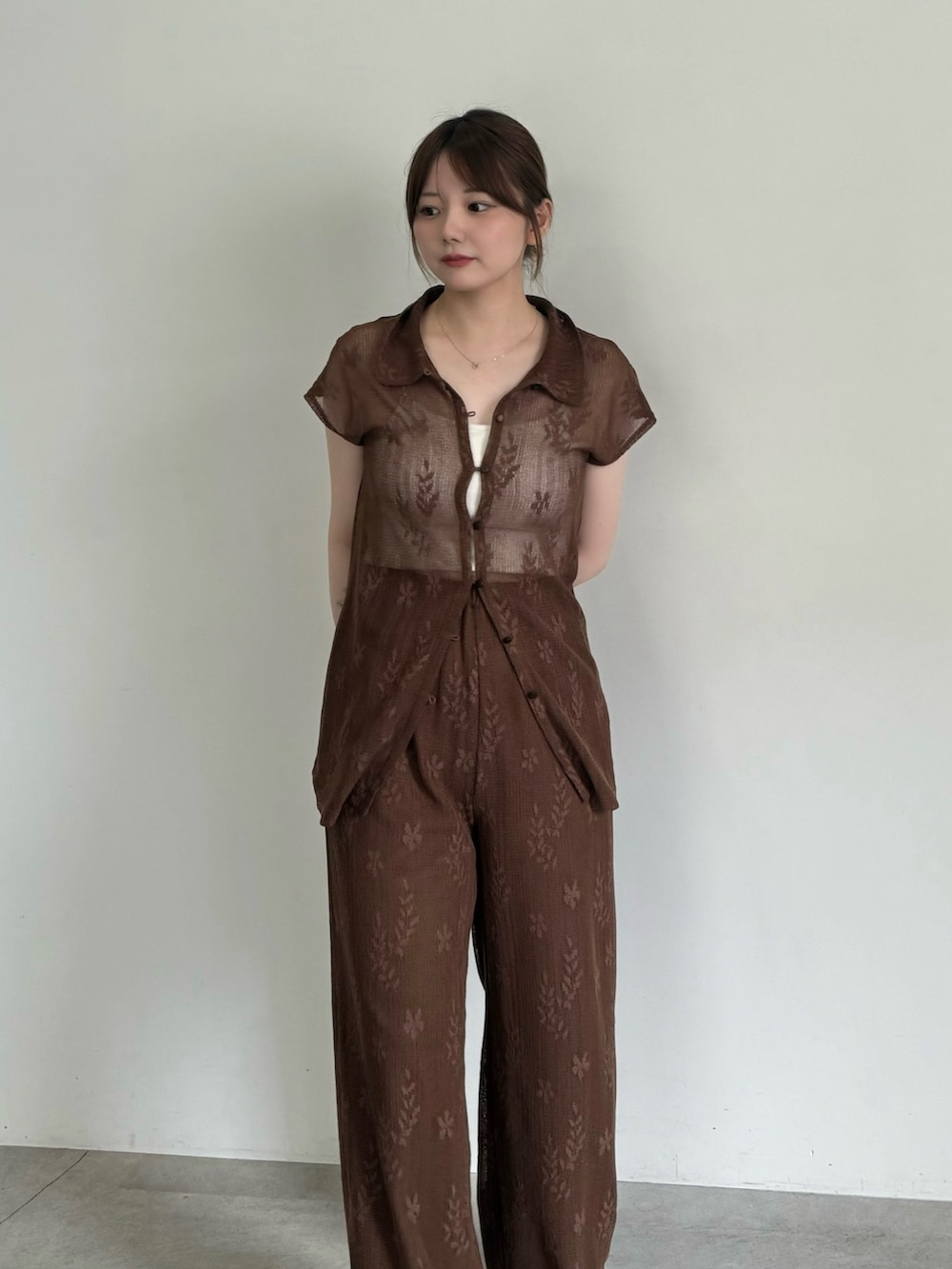 ブラウン系のシャツ/ブラウス、ブラウン系のその他パンツ、ホワイト系のキャミソールを着用したレディースの夏コーディネートの2枚目の写真