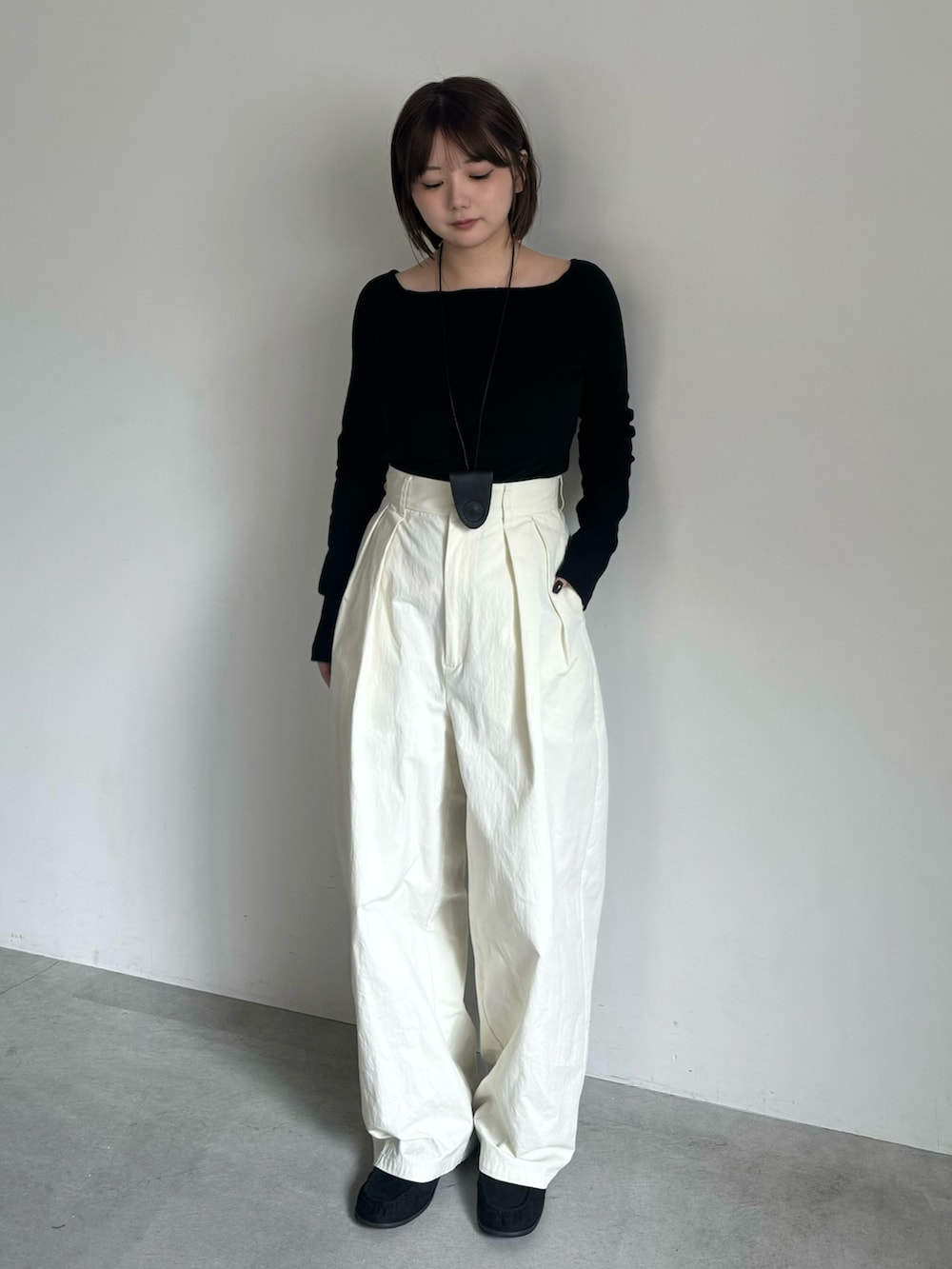 ブラック系のTシャツ/カットソー、ホワイト系のその他パンツ、ブラック系のローファーを着用したレディースの秋コーディネートの2枚目の写真