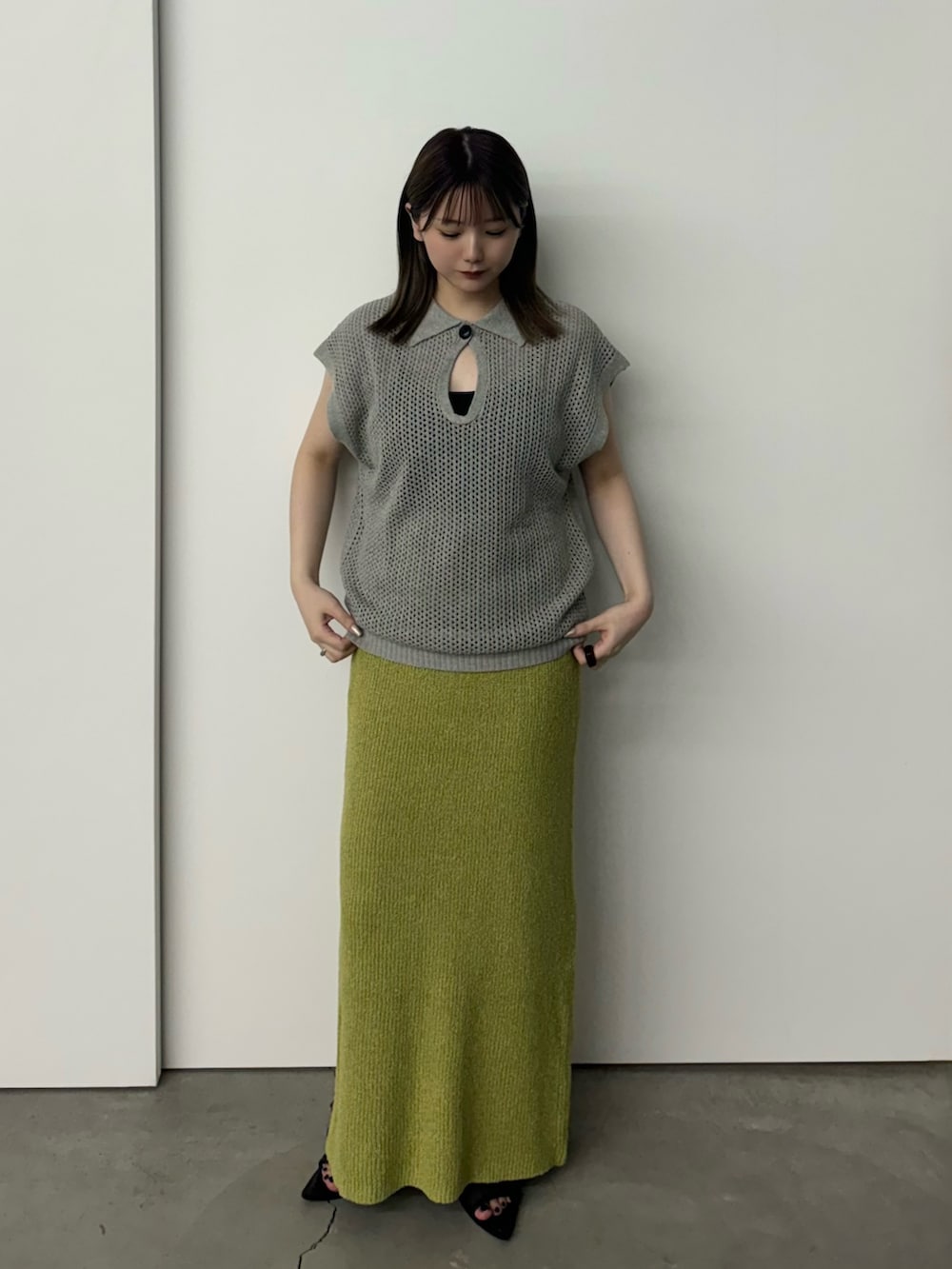 ブラック系のキャミソール、グレー系のニット/セーター、グリーン系のスカートを着用したレディースの夏コーディネートの2枚目の写真