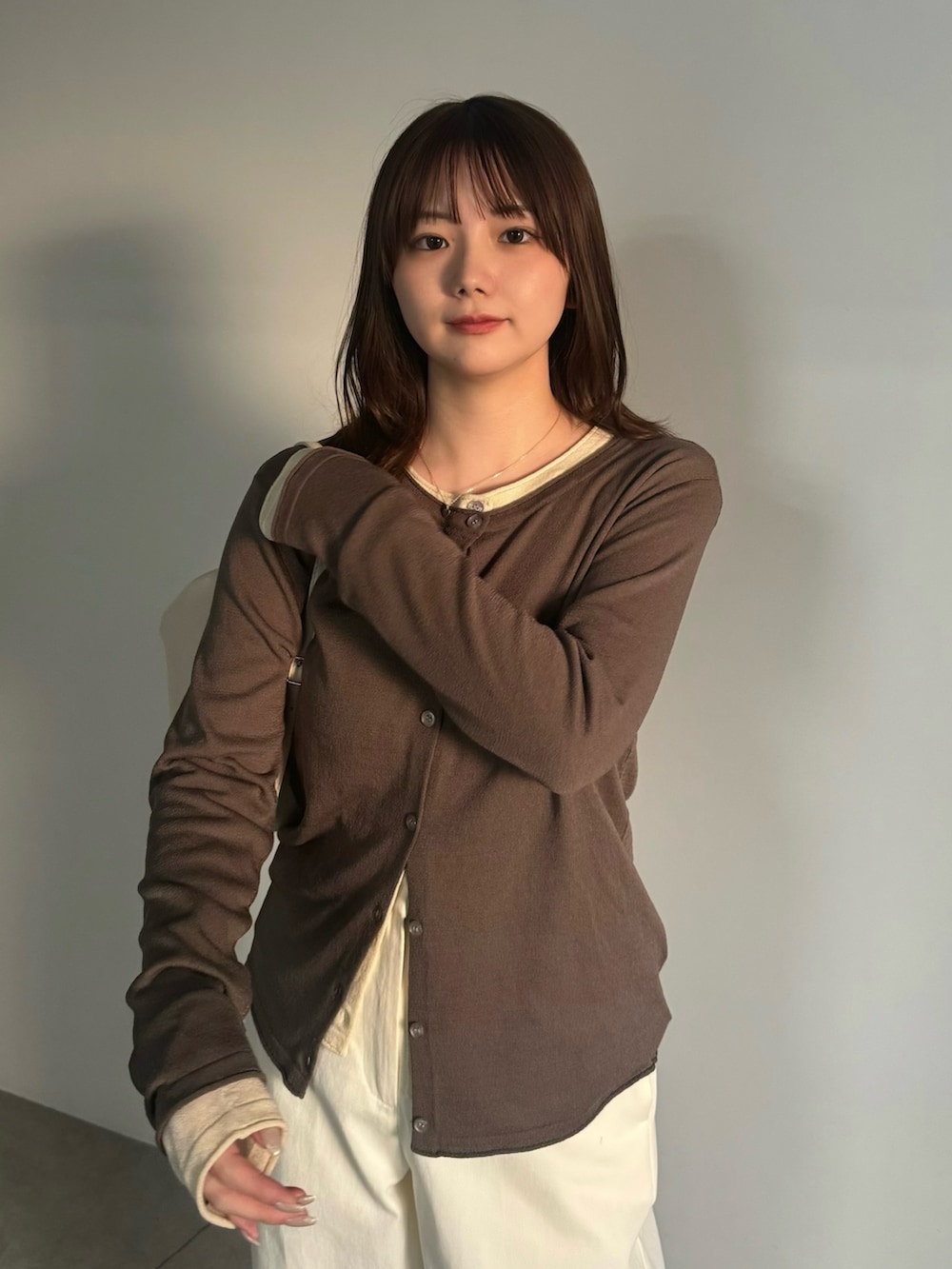 ホワイト系のカーディガン/ボレロ、グレー系のカーディガン/ボレロ、ホワイト系のその他パンツを着用したレディースの春コーディネートの4枚目の写真