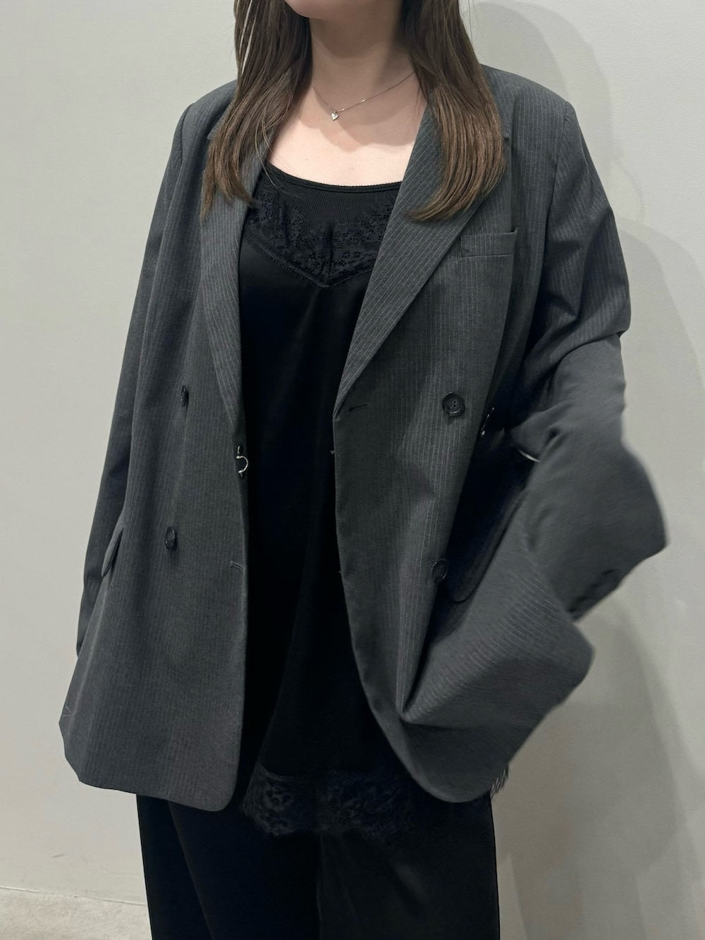 ブラック系のキャミソール、ブラック系のキャミソール、ブラック系のその他パンツを着用したレディースの春コーディネートの3枚目の写真