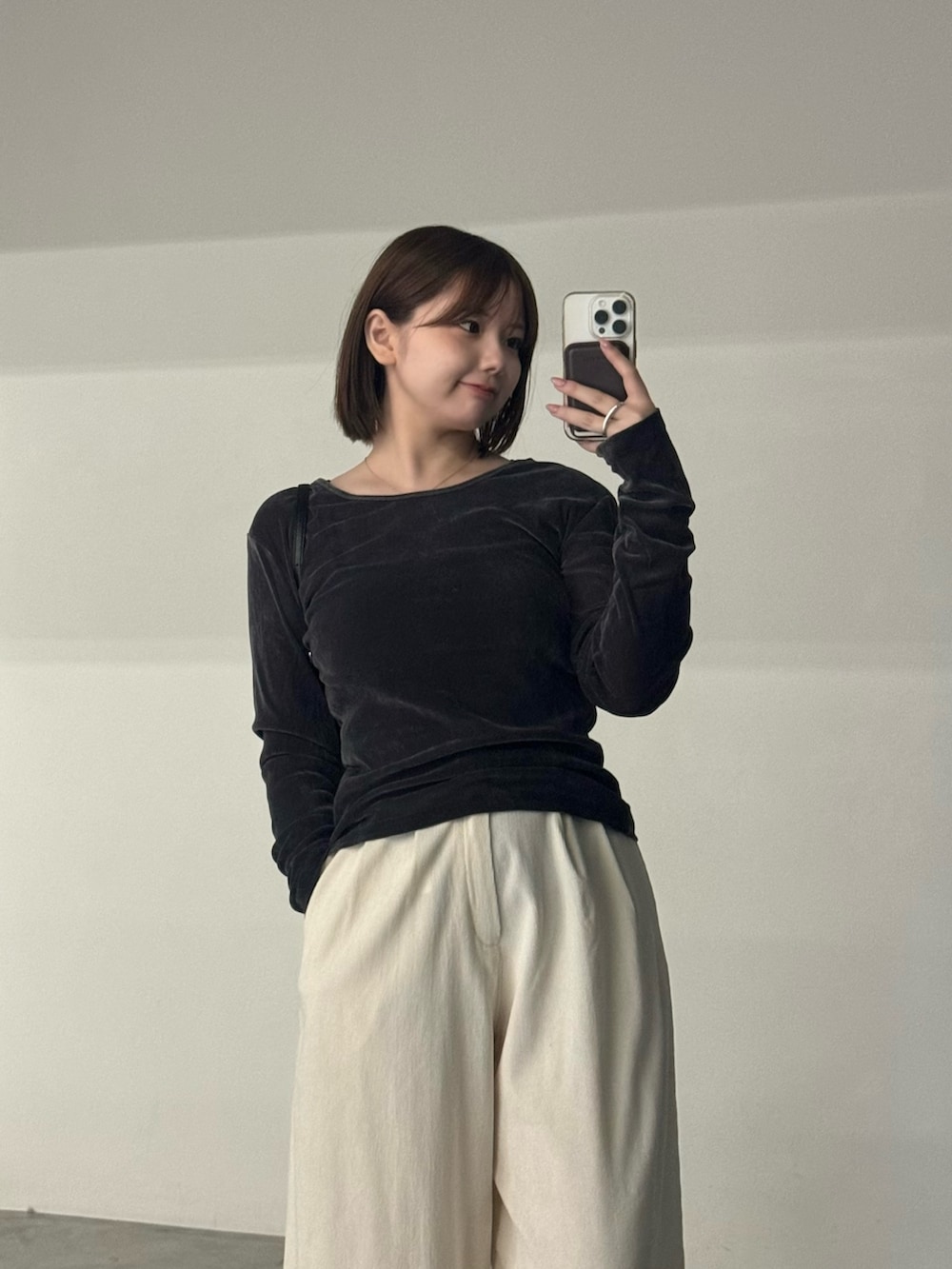グレー系のTシャツ/カットソー、ブラック系のハンドバッグ、ブラック系のローファーを着用したレディースの秋コーディネートの3枚目の写真