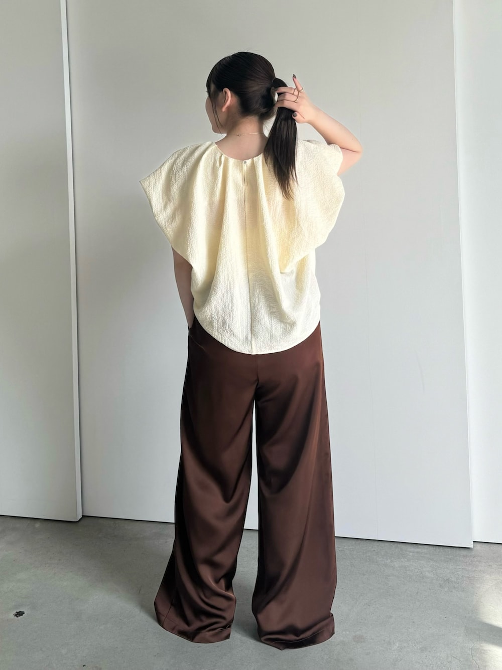 ブラウン系のその他パンツ、ブラック系のサンダルを着用したレディースの春コーディネートの4枚目の写真