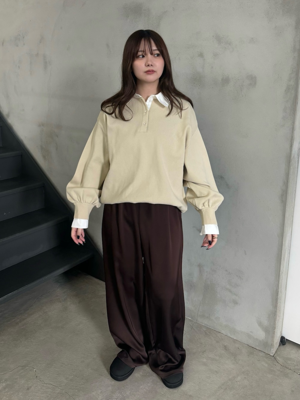 ホワイト系のニット/セーター、グレー系のスリッポンを着用したレディースの冬コーディネートの4枚目の写真