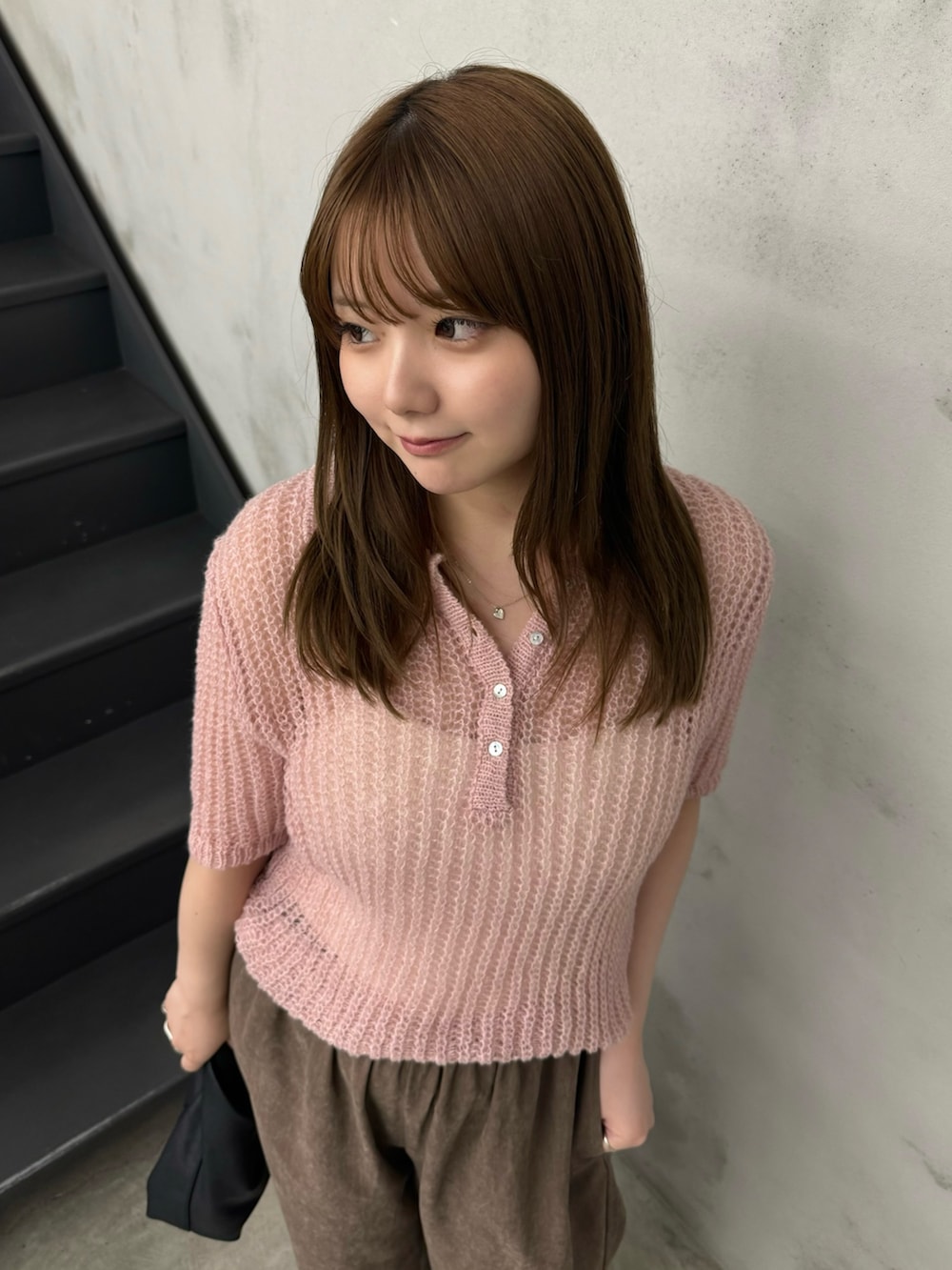 ホワイト系のキャミソール、ピンク系のニット/セーター、ブラウン系のその他パンツを着用したレディースの夏コーディネートの5枚目の写真
