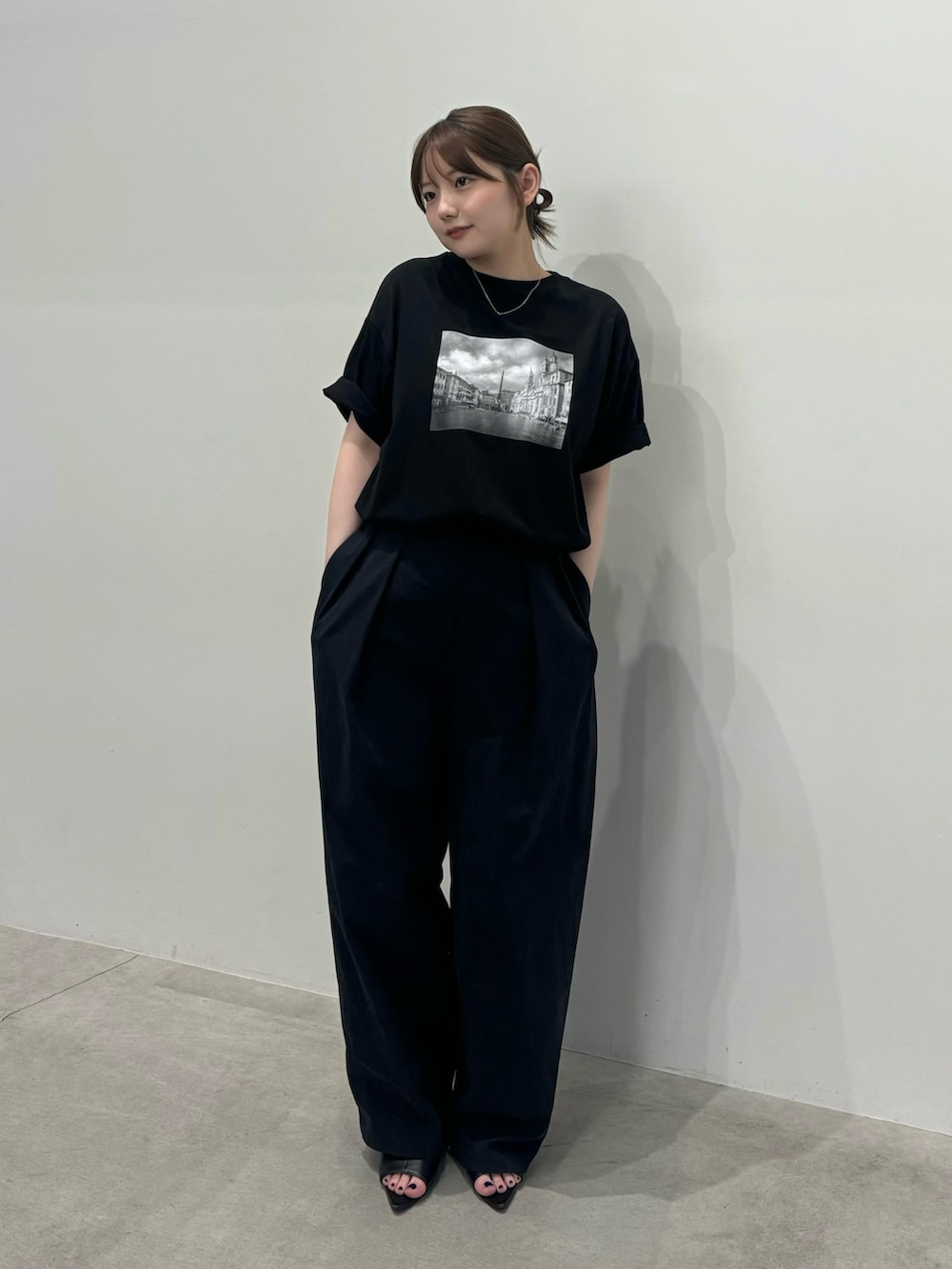 ブラック系のTシャツ/カットソー、ブラック系のその他パンツを着用したレディースの春コーディネートの2枚目の写真