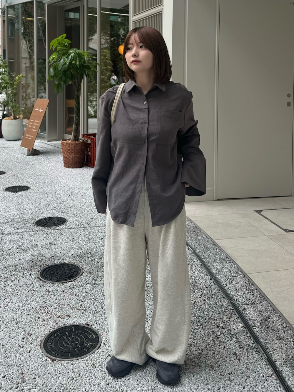 グレー系のシャツ/ブラウス、ベージュ系のスウェットパンツ、ホワイト系のハンドバッグを着用したレディースの秋コーディネートの3枚目の写真