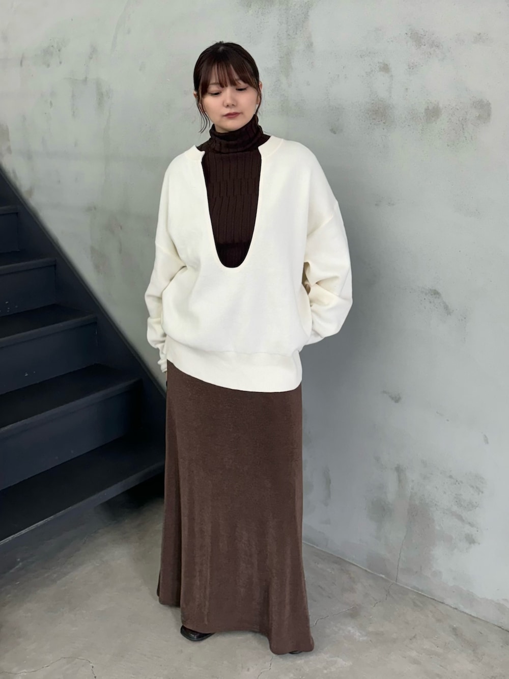 ホワイト系のニット/セーター、ブラウン系のニット/セーター、ブラウン系のスカートを着用したレディースの冬コーディネートの2枚目の写真