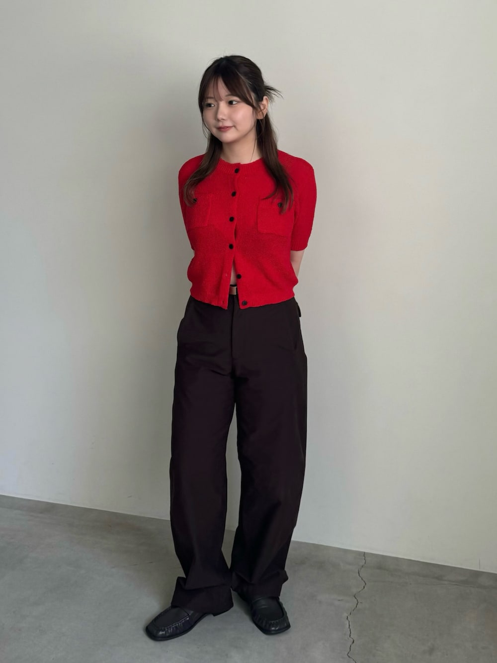 レッド系のカーディガン/ボレロ、ブラック系のローファーを着用したレディースの春コーディネートの4枚目の写真