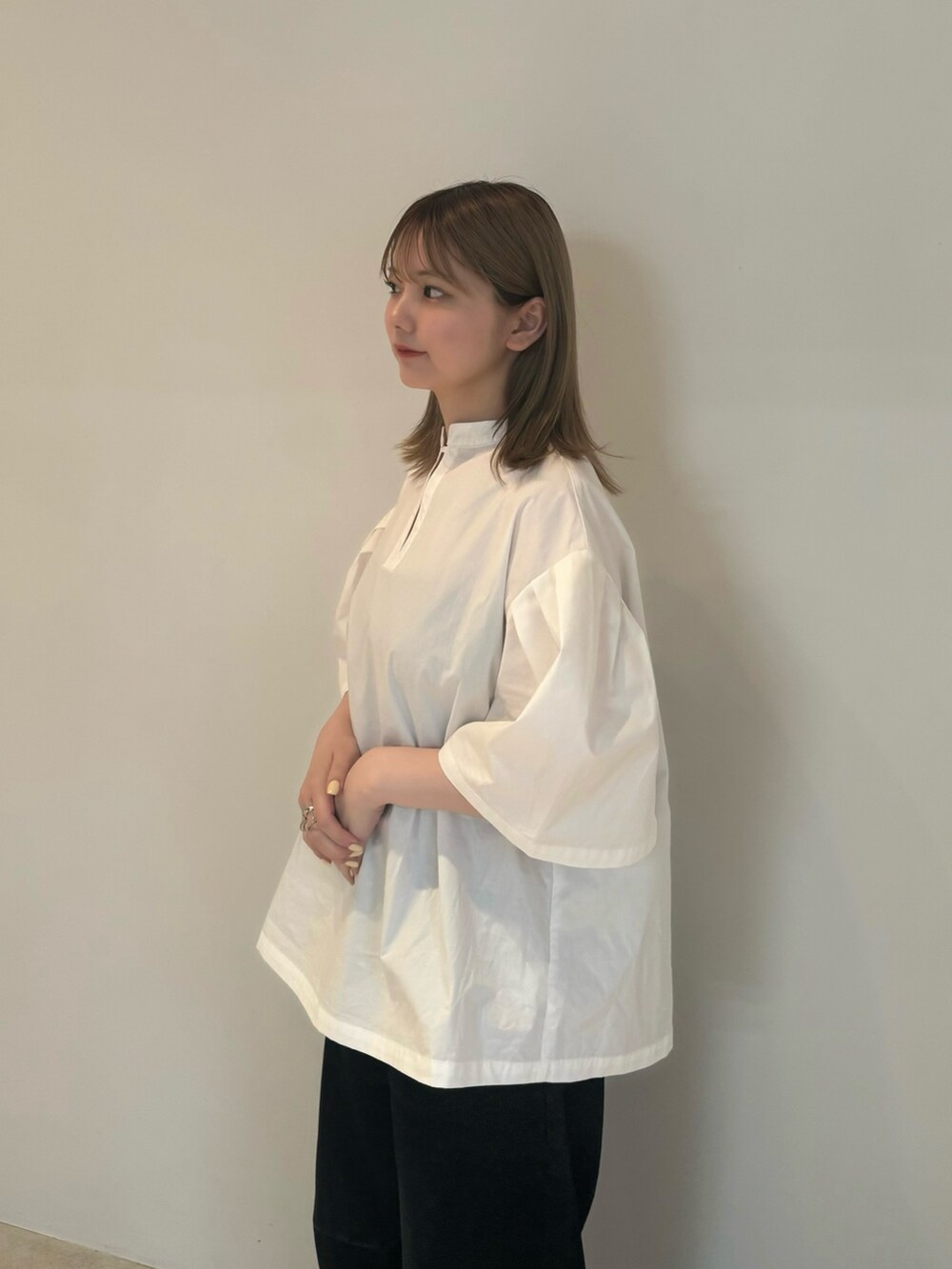 ホワイト系のシャツ/ブラウス、ブラック系のサンダルを着用したレディースの夏コーディネートの3枚目の写真