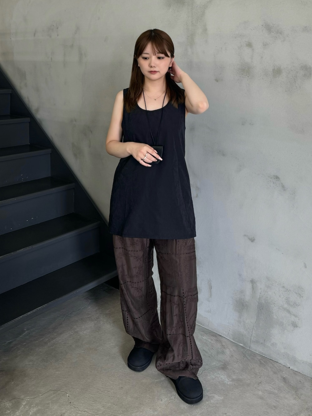 ブラウン系のその他パンツ、ブラック系のシャツ/ブラウス、ブラック系のショルダーバッグを着用したレディースの夏コーディネートの3枚目の写真