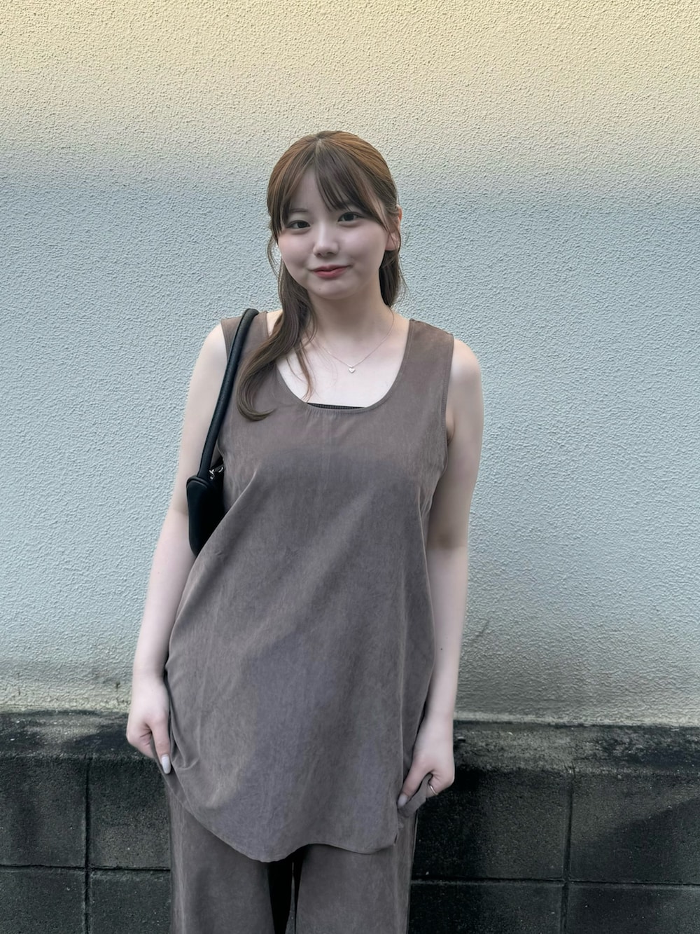 ブラウン系のシャツ/ブラウス、ブラウン系のその他パンツ、ブラウン系のローファーを着用したレディースの春コーディネートの5枚目の写真