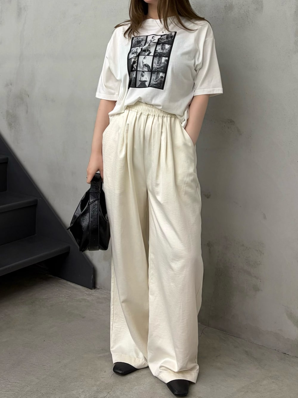 ホワイト系のTシャツ/カットソー、ブラック系のショルダーバッグ、ホワイト系のその他パンツを着用したレディースの夏コーディネートの4枚目の写真