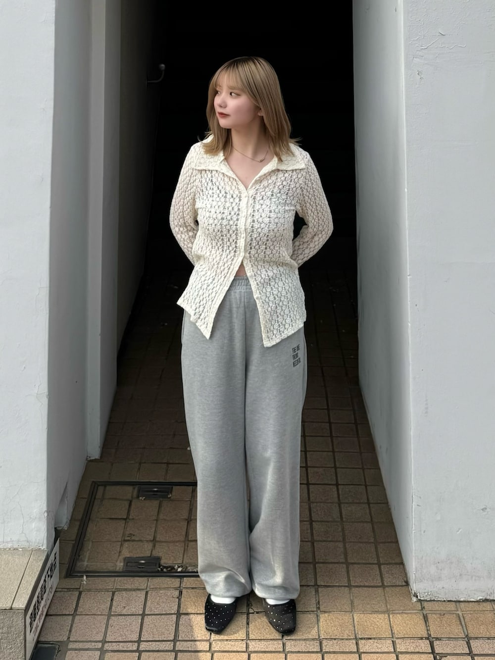 グレー系のスウェットパンツ、ホワイト系のシャツ/ブラウスを着用したレディースの春コーディネートの2枚目の写真