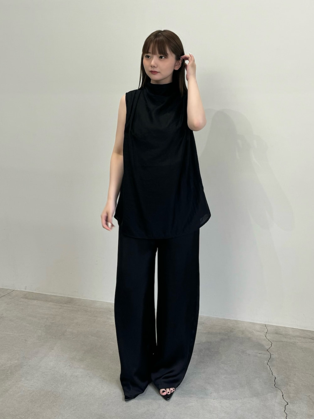 ブラック系のその他パンツ、ブラック系のシャツ/ブラウス、ブラック系のキャミソールを着用したレディースの夏コーディネートの3枚目の写真