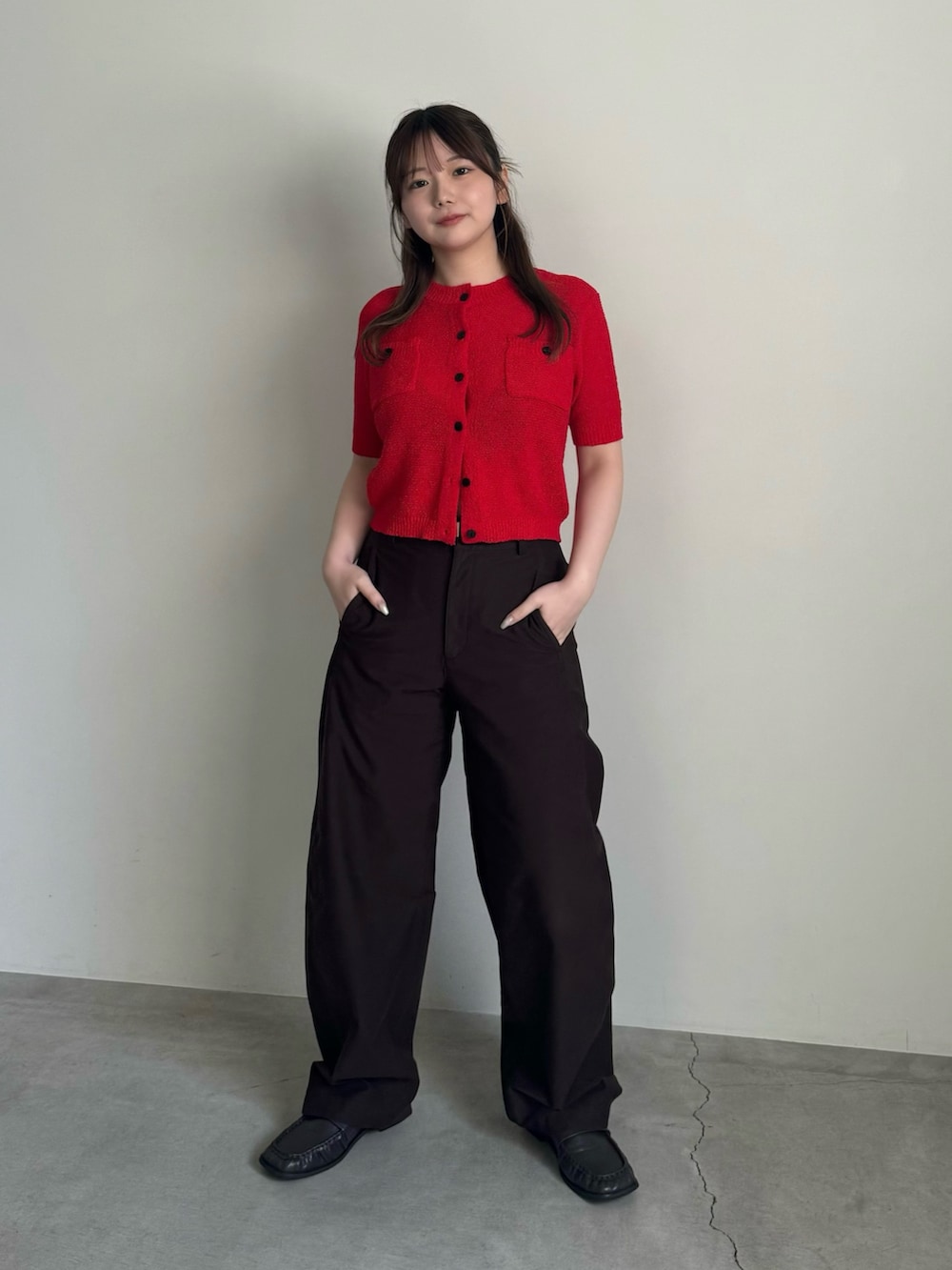 レッド系のカーディガン/ボレロ、ブラック系のローファーを着用したレディースの春コーディネートの5枚目の写真