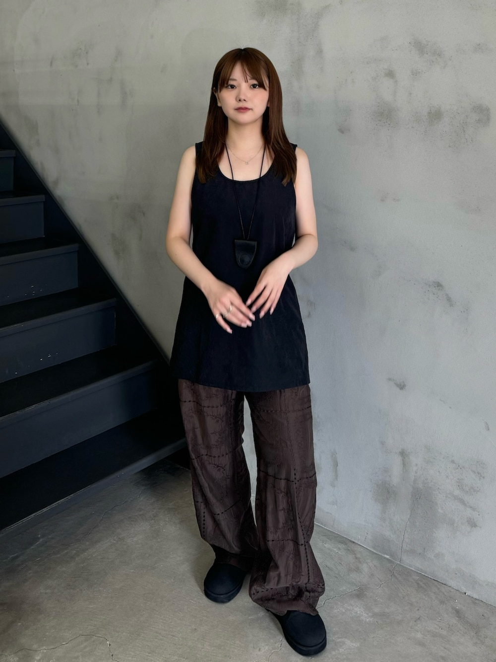 ブラウン系のその他パンツ、ブラック系のシャツ/ブラウス、ブラック系のショルダーバッグを着用したレディースの夏コーディネートの2枚目の写真