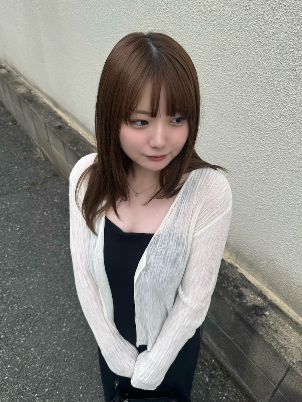 ブラック系のローファー、ブラック系のワンピース、ホワイト系のカーディガン/ボレロを着用したレディースの夏コーディネートの3枚目の写真