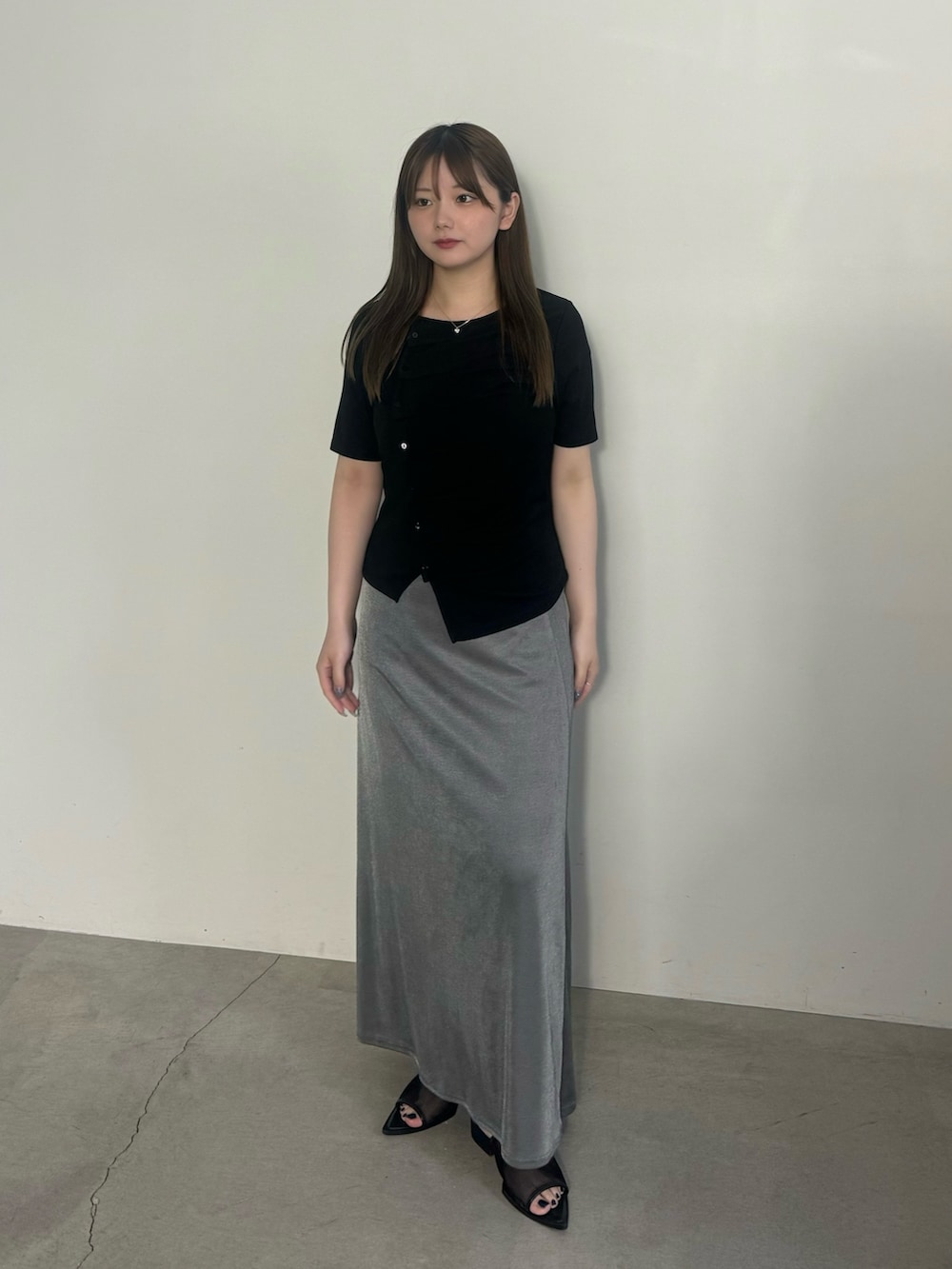 ブラック系のTシャツ/カットソー、グレー系のスカートを着用したレディースの夏コーディネートの2枚目の写真
